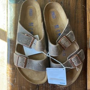 NWT Birkenstock Arizona slides in Tobacco